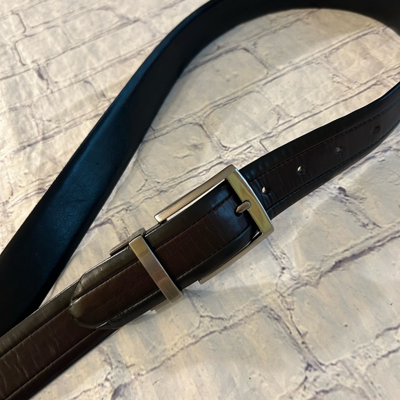 CLAIBORNE REVERSIBLE BLACK/BROWN COATED LEATHER SILVER TONE BUCKLE MENS BELT 44 - Picture 4 of 9